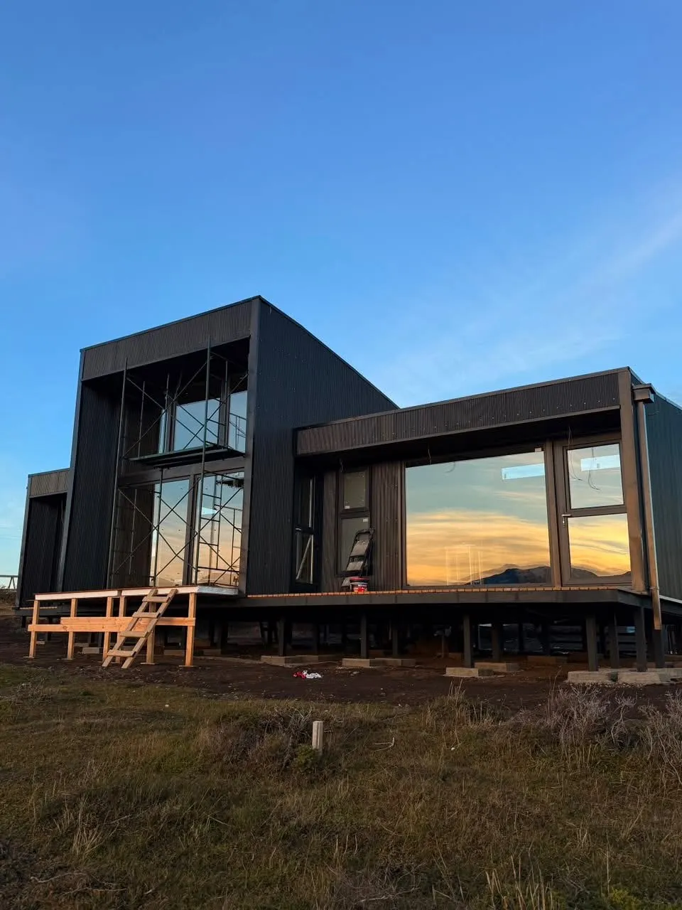 Casa con ventanas de PVC Termoaustral al atardecer en la Patagonia